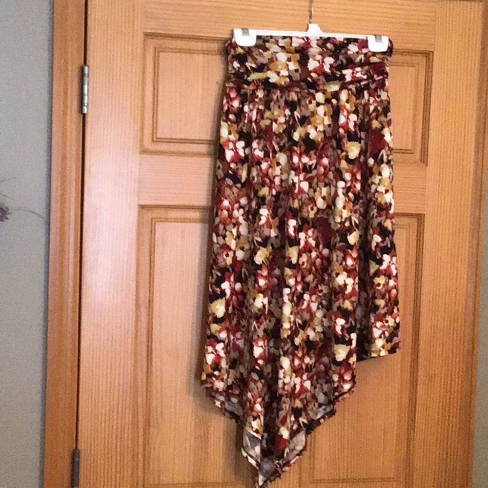 Pretty Asymmetrical print skirt s/m
